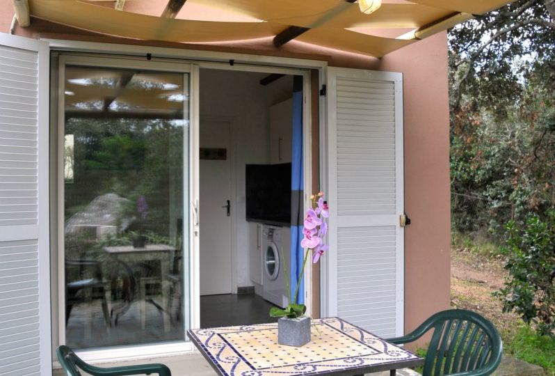 Terrasse ombragée de T3 résidence vacances Santa Giulia