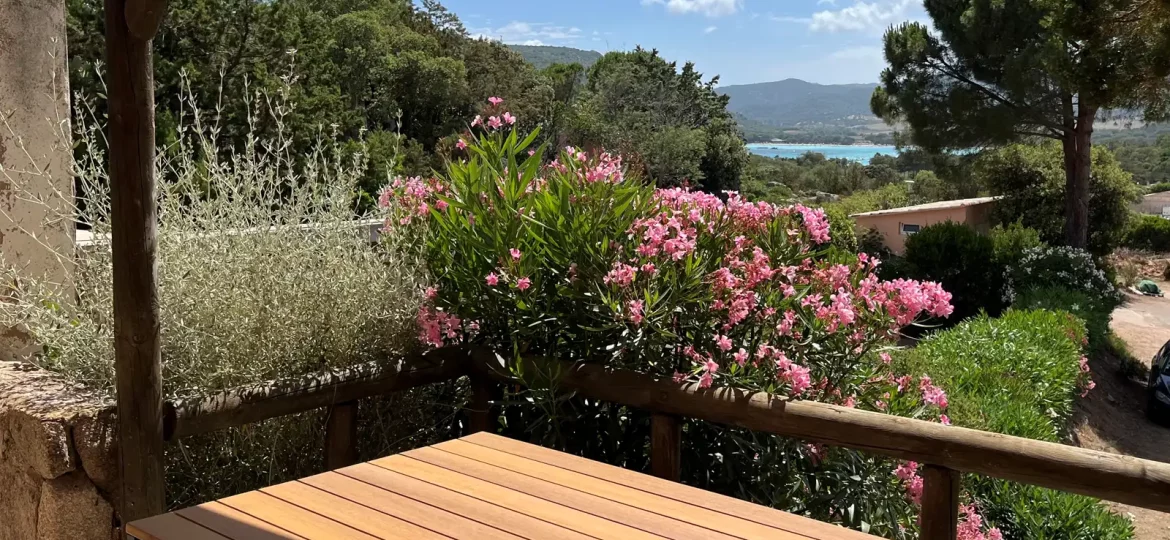 Terasse location T3 Santa Giulia avec vue sur la mer